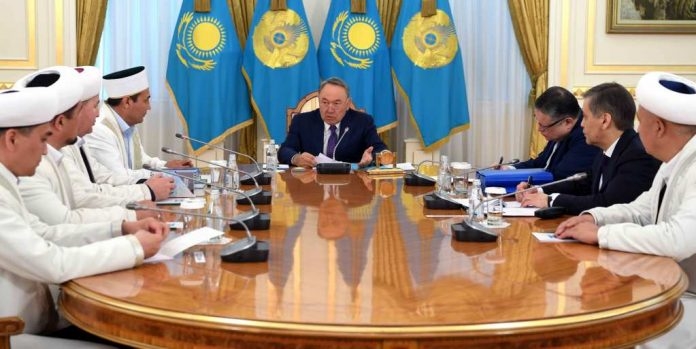 Назарбаев предложил запретить бороды и черные женские одеяния в Казахстане