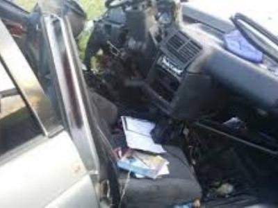 Спасатели вытащили двух человек из искореженного автомобиля