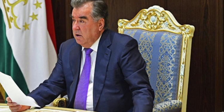 Президент освободил от занимаемых должностей глав Курган-тюбе, Шахритуса и Носири Хусрава