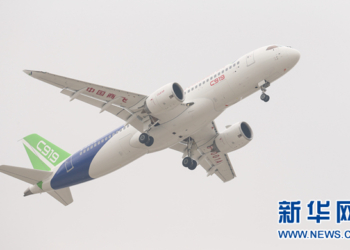 Китайский авиалайнер C919 впервые поднялся в воздух