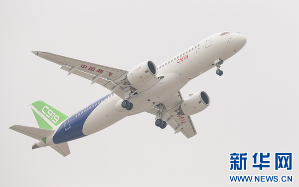 Китайский авиалайнер C919 впервые поднялся в воздух