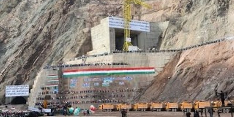 Эмомали Рахмон инспектирует строительство Рогунской ГЭС