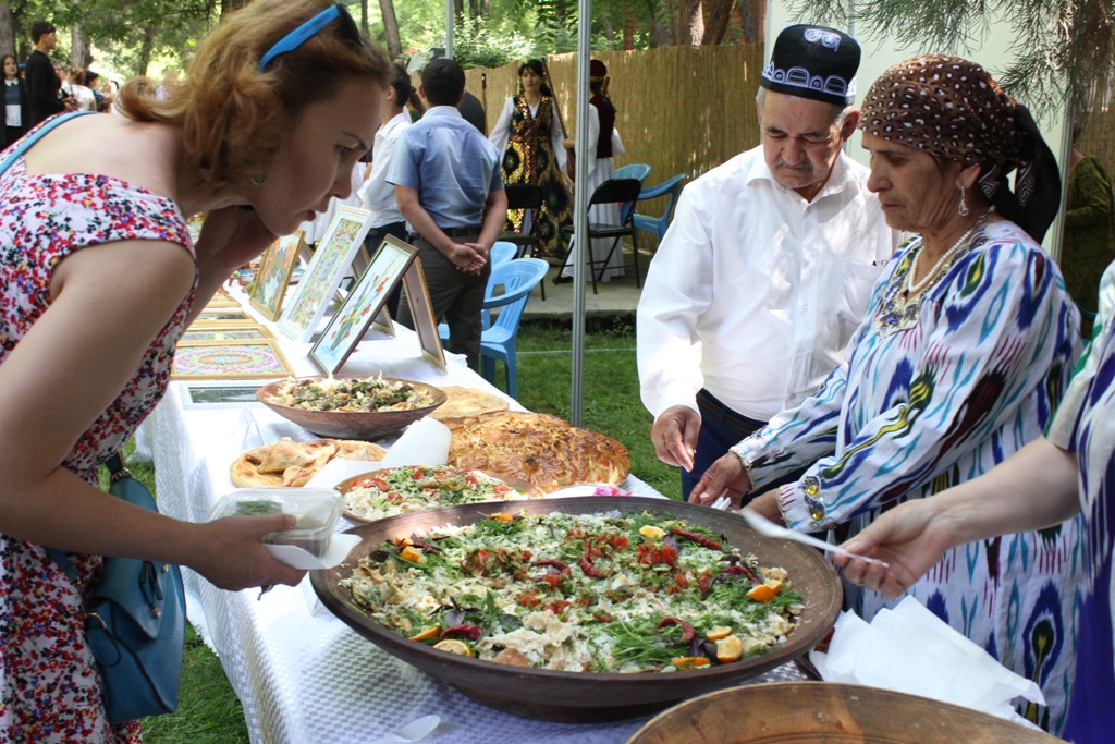 Традиции таджикской кухни. Нац кухня Таджикистана. Таджикская Национальная кухня. Традиционная еда Таджикистана. Национальная еда таджиков.
