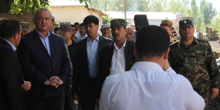 В Пенджикенте наградили пастуха, сообщившего землякам о надвигающейся стихии