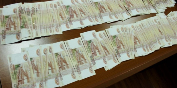 Пассажир авиарейса Душанбе-Москва пытался пронести в самолет 2,5 млн. российских рублей
