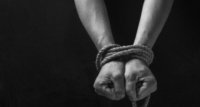 Четверо жителей Фахробода подозреваются в грабеже и насильственном удержании человека