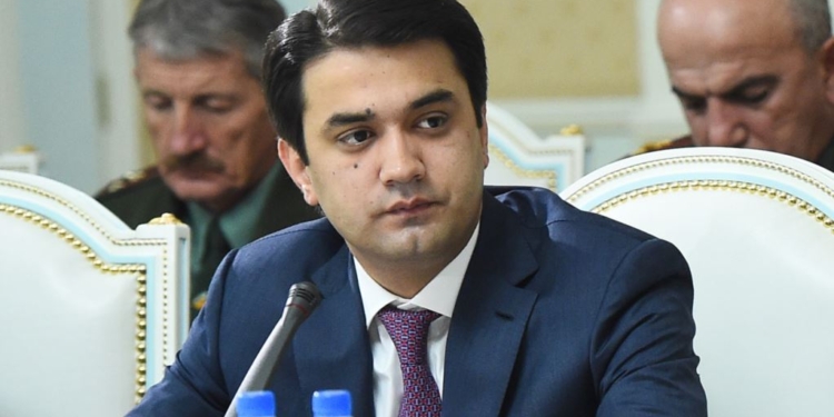 Рустам Эмомали поручил усилить профилактическую работу среди «лидеров» школьных разборок