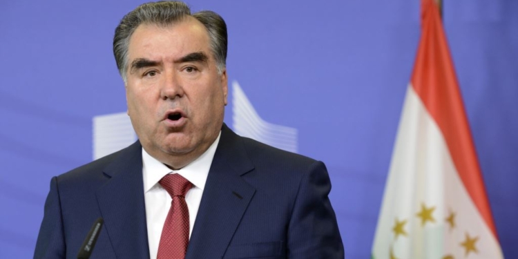 Э.Рахмон поручил увольнять чиновников и госслужащих, нарушающих закон об обрядах