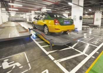 Машины в подземной автостоянке в Пекине паркуют роботы AGV
