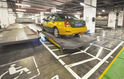 Машины в подземной автостоянке в Пекине паркуют роботы AGV