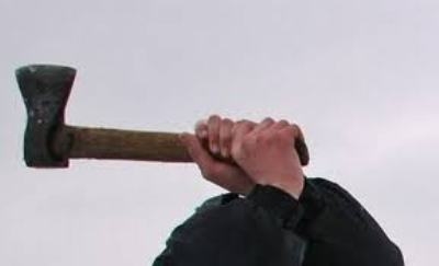 На юге Таджикистана мужчина пытался зарубить топором своего соседа
