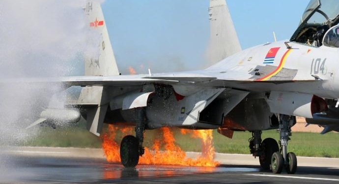 Пилот китайского истребителя «Цзянь-15» успешно приземлился после возгорания двигателя