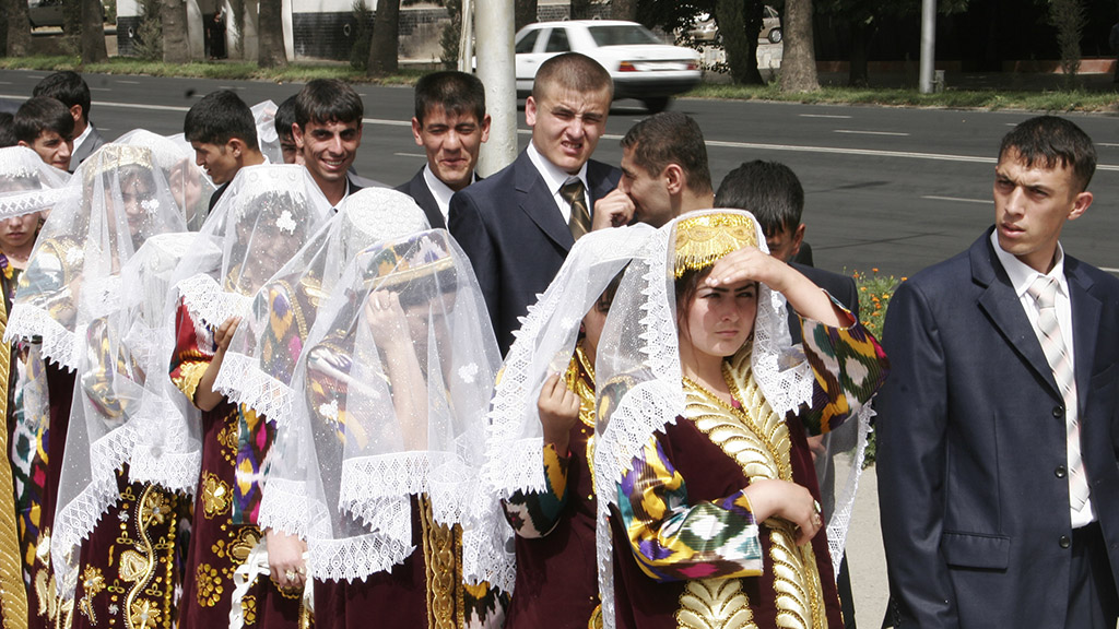 Таджики в брянске. Семья таджиков. Семья в Таджикистане. Свадьба таджиков. Брак в Таджикистане.