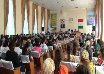 Жителя Б.Гафурова разъяснили суть поправок в закон о регулировании традиций