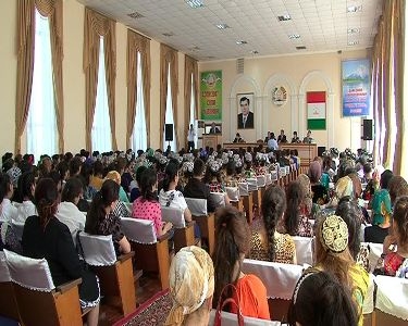 Жителя Б.Гафурова разъяснили суть поправок в закон о регулировании традиций