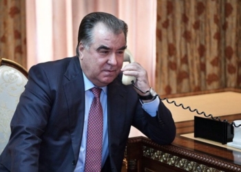 Э. Рахмон провел телефонный разговор с главами ряда  районов