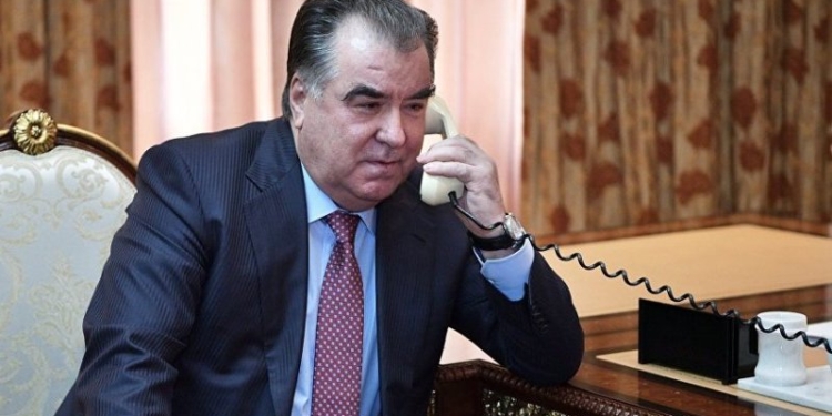 Э. Рахмон провел телефонный разговор с главами ряда районов