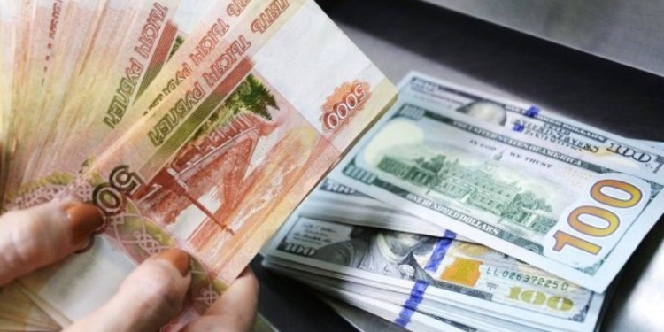 Дефицит валюты возник в российских банках