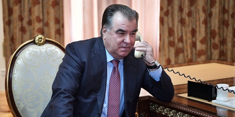 Президент провел телефонный разговор с эмиром Катара
