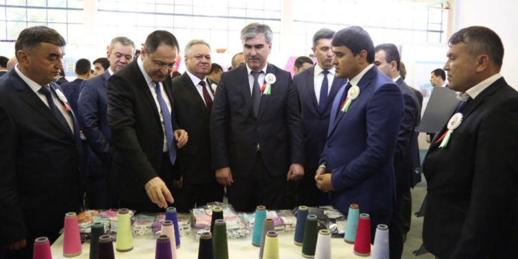 Таджикистан представляет в Ташкенте свою национальную продукцию