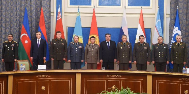 Эмомали Рахмон принял министров обороны стран СНГ