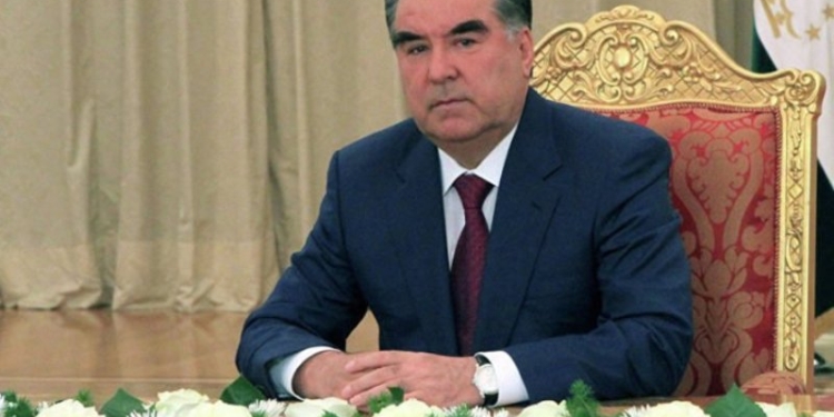 Президент поздравил таджикистанцев с Днем Государственного флага