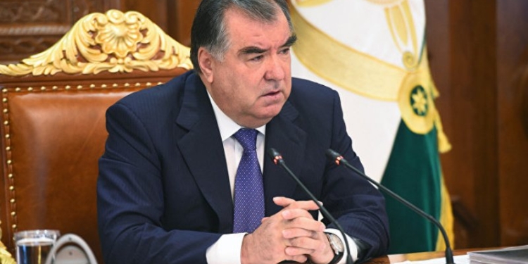 Эмомали Рахмон объявил выговоры главам Налогового комитета и Таможенной службы