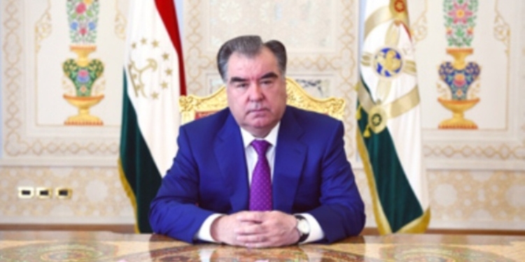 Президент поздравил таджикистанцев с Днем Конституции