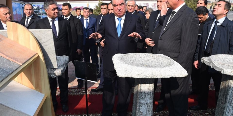 Эмомали Рахмон посетил выставку промышленных товаров Согдийской области