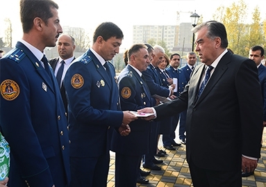 Э.Рахмон открыл новое здание управления «Угро» МВД и жилой дом для работников прокуратуры