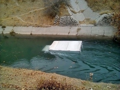 Спасатели вытащили машину из канала. В момент ДТП водитель успел спрыгнуть