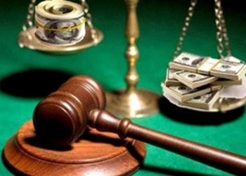 Секретарь судебной коллегии суда города Душанбе подозревается в получении взятки