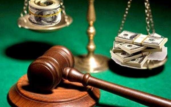 Секретарь судебной коллегии суда города Душанбе подозревается в получении взятки