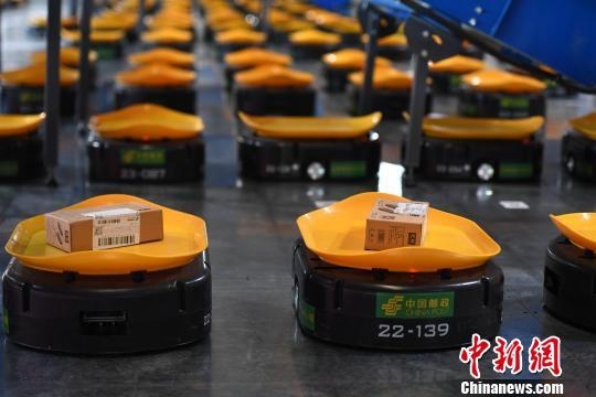 Почта Китая внедряет роботов для сортировки посылок в день шопинга