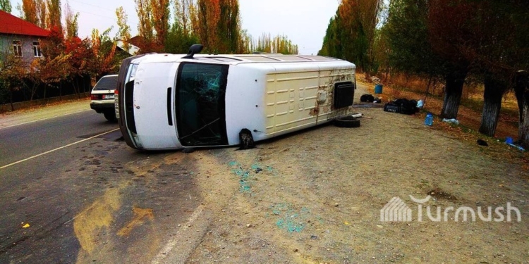 В Кыргызстане в ДТП попал микроавтобус с гражданами Таджикистана
