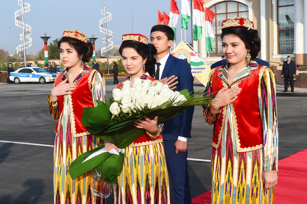 2 неделя душанбе. Жители Таджикистана. Душанбе жители города. Население Таджикистана. Традиции Таджикистана.