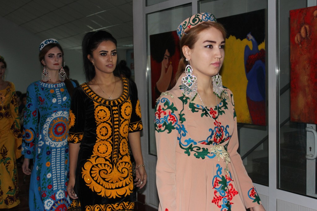 Таджикские платья из поплина