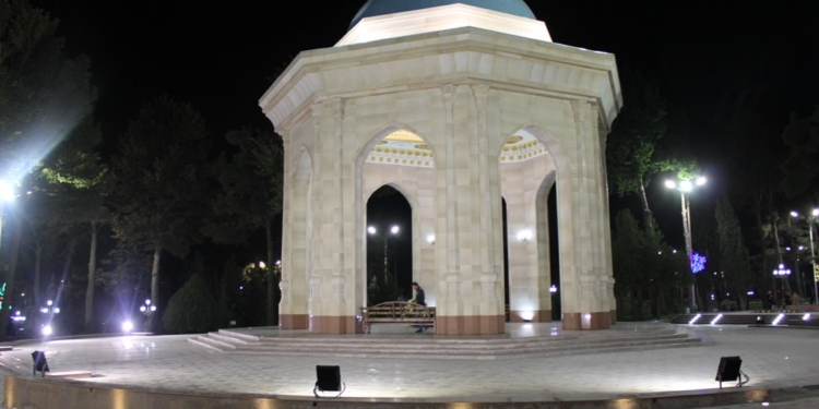 Ночь в парке С. Айни