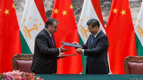 epa06173551 Chinese President Xi Jinping (R) with Tajikistan's President Emomali Rahmon (L) exchange signed document at a ceremony during their meeting at the Great Hall of the People in Beijing, China, 31 August 2017. Rahmon is on a state visit to China from 30 August to 05 September 2017.  EPA-EFE/ROMAN PILIPEY / POOL