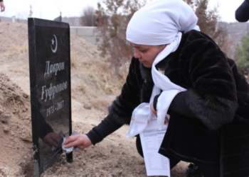 На могиле журналиста Даврона Гуфронова установили памятную плиту