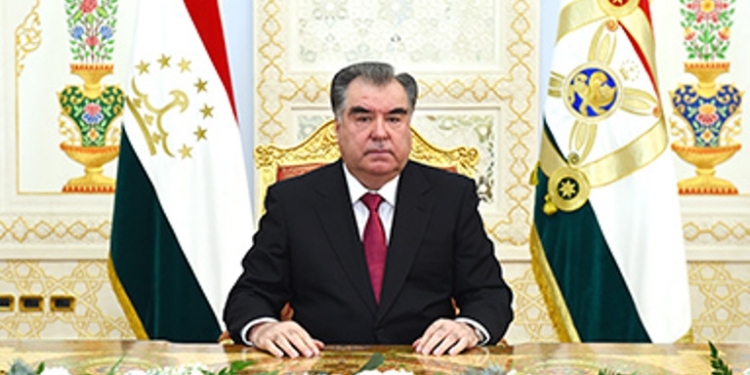 Президент поздравил таджикистанцев с наступлением 2018 года