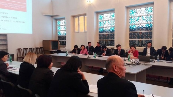 В Бишкеке проходит круглый стол, посвященный 25-летию дипотношений между Таджикистаном и Кыргызстаном