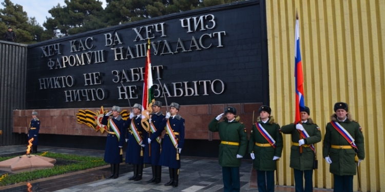 В Душанбе отметили 75-ю годовщину победы в Сталинградской битве