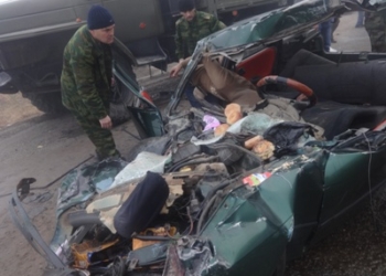 В ДТП в районе Рудаки погибли двое. Одного пассажира спасателям КЧС удалось вытащить живым