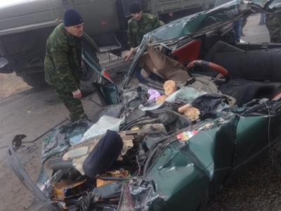 В ДТП в районе Рудаки погибли двое. Одного пассажира спасателям КЧС удалось вытащить живым