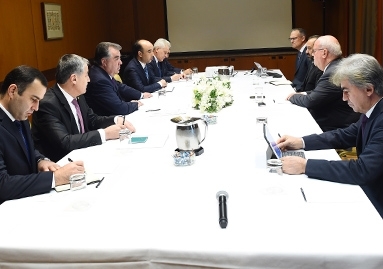 Президент Таджикистана встретился с представителями компании «Боинг»