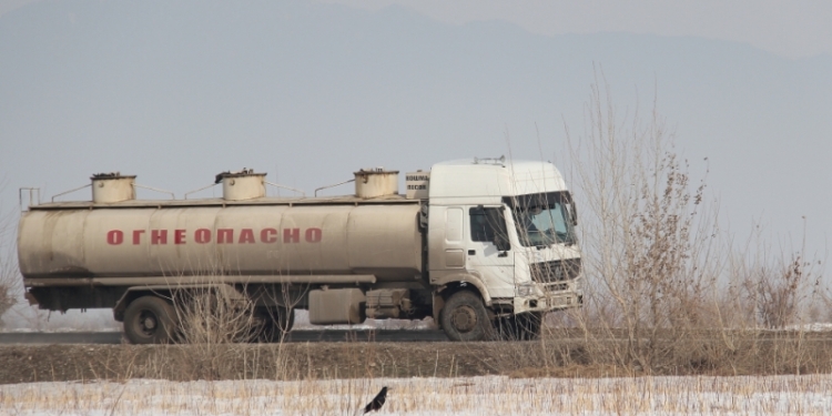 Двое граждан Таджикистана пытались нелегально вывезти из Кыргызстана 24 тонны ГСМ
