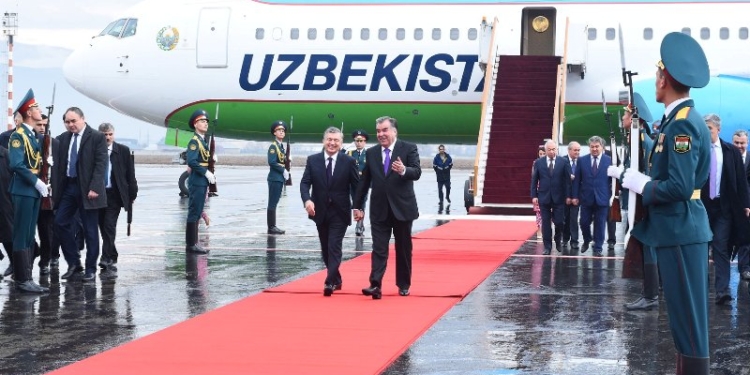 Президент Узбекистана прибыл в Душанбе