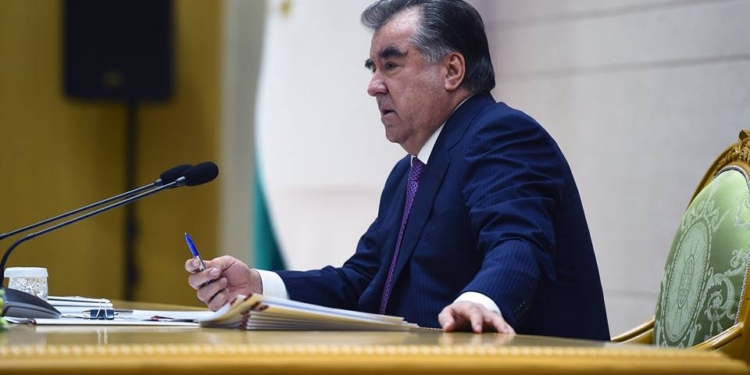Президент направил в парламент таджикско-узбекское соглашение о безвизовых поездках граждан