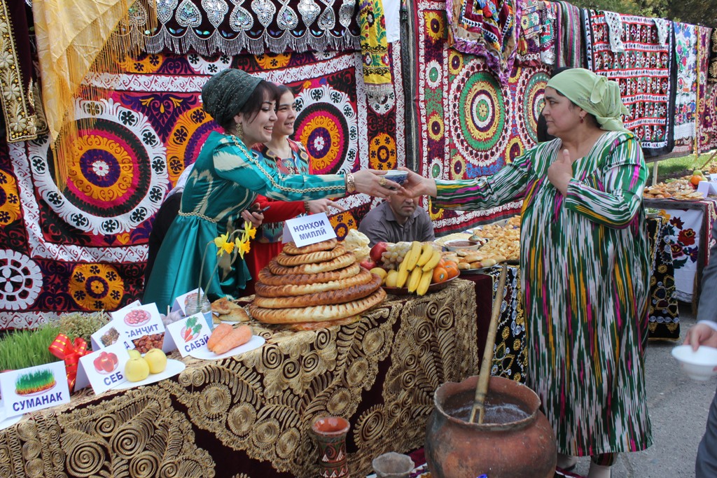 Праздники в марте в таджикистане. Навруз Ургенч Авесто. Навруз в Нукусе. Исламова Навруза. Магазин ковры возле базара Навруз.